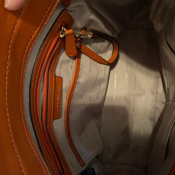 Micheal Kors Large Leather Hamilton Bag - Picture 5 of 8